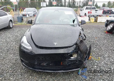 2024 Tesla Model Y Long Range Dual Motor All-Wheel Drive z USA, uszkodzony, nr VIN 7SAYGDEE1RF033066